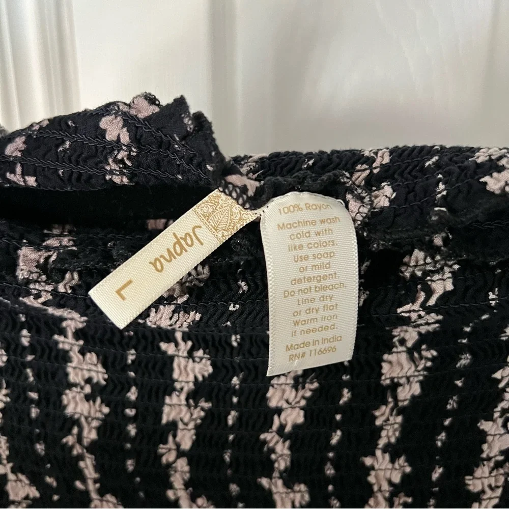 Smocked Off-Shoulder Floral Top - Picture 2 of 4